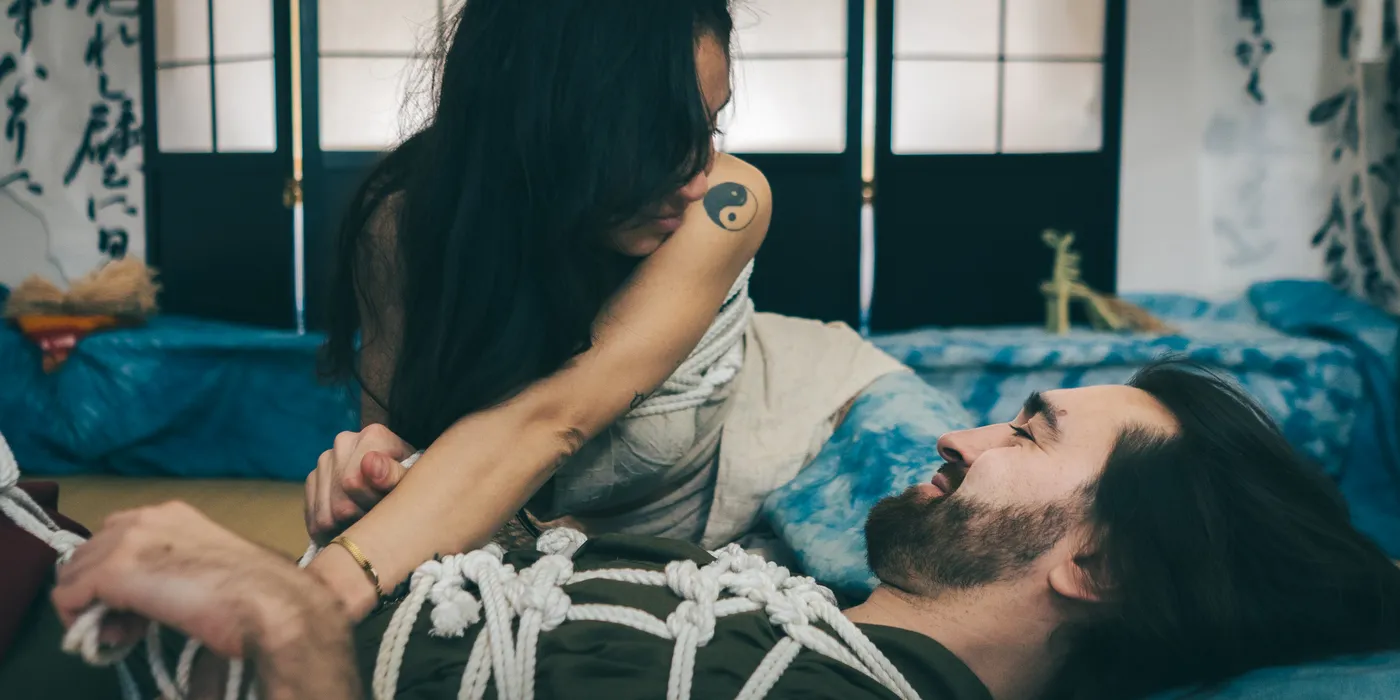 A couple sharing a guided rope meditation session at AIDA METHOD in Tokyo.