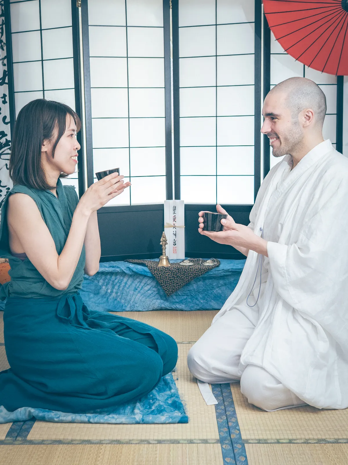 Tea and quiet conversation in the tatami studio at the start of an AIDA METHOD session in Tokyo.